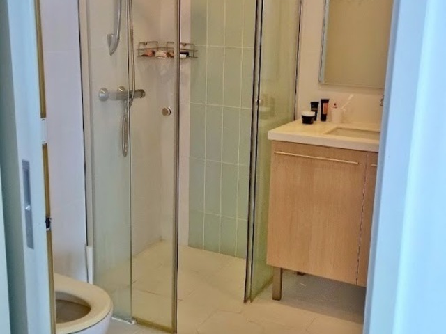 Raffles place MRT - High floor Queen Room @ Central Business District