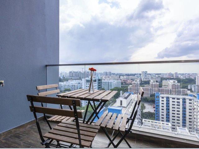 Common room with own bathroom in 2br Balestier condo