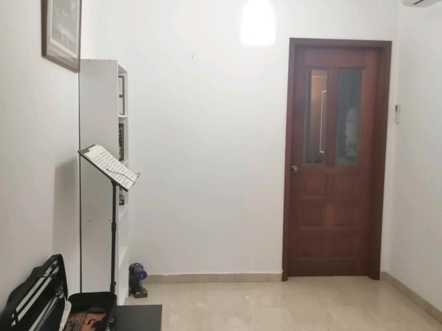 Carissa Park - Cozy common bedroom with guest bathroom located in a private, peaceful neighbourhood.