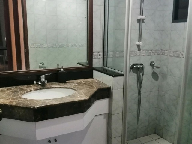 Carissa Park - Cozy common bedroom with guest bathroom located in a private, peaceful neighbourhood.