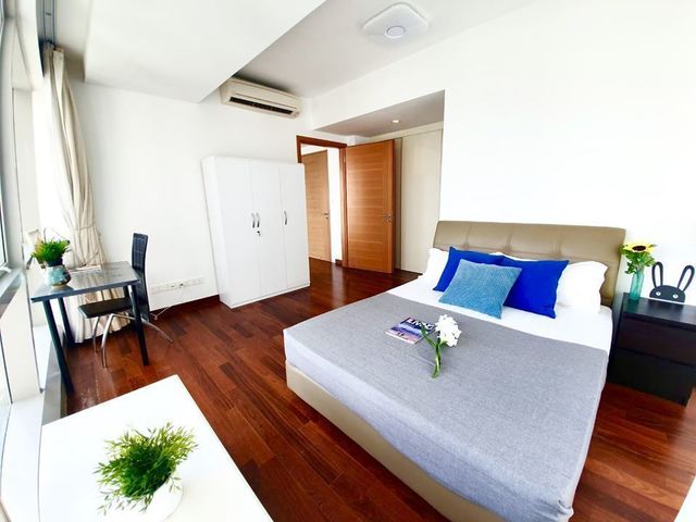 Unblocked View & Fully Furnished 1 Bedroom Super High Floor Unit-Financial district of Marina Bay.⠀