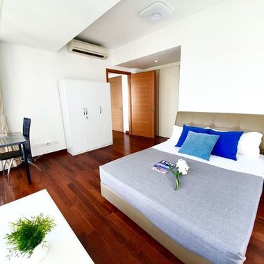 Unblocked View & Fully Furnished 1 Bedroom Super High Floor Unit-Financial district of Marina Bay.⠀