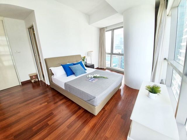 Unblocked View & Fully Furnished 1 Bedroom Super High Floor Unit-Financial district of Marina Bay.⠀