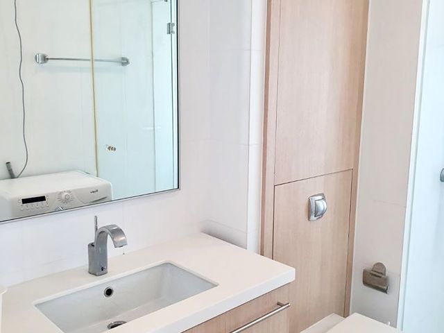 Unblocked View & Fully Furnished 1 Bedroom Super High Floor Unit-Financial district of Marina Bay.⠀