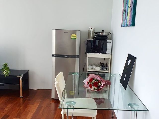 Unblocked View & Fully Furnished 1 Bedroom Super High Floor Unit-Financial district of Marina Bay.⠀