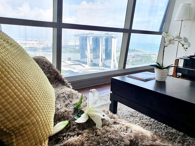 Unblocked View & Fully Furnished 1 Bedroom Super High Floor Unit-Financial district of Marina Bay.⠀