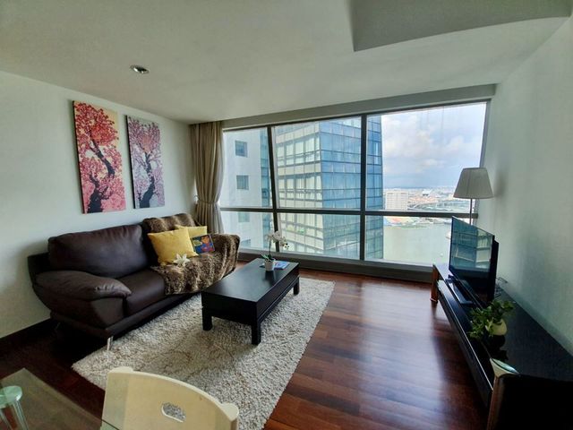 Unblocked View & Fully Furnished 1 Bedroom Super High Floor Unit-Financial district of Marina Bay.⠀
