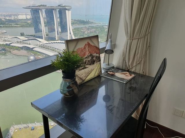 Unblocked View & Fully Furnished 1 Bedroom Super High Floor Unit-Financial district of Marina Bay.⠀