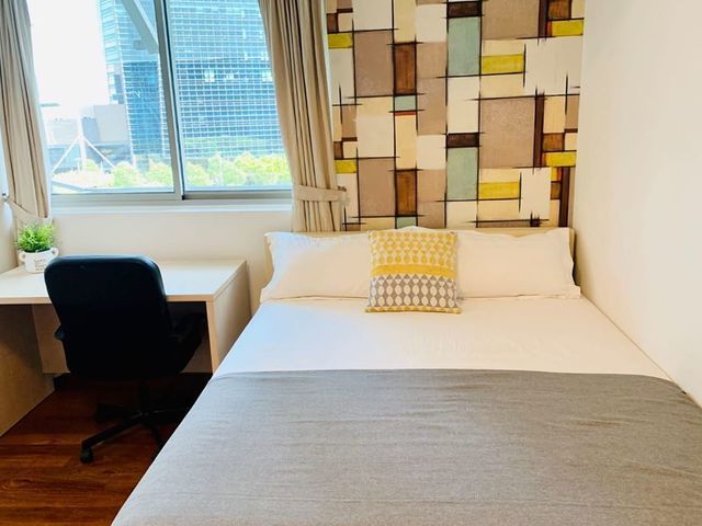 Raffles Quay MRT - Queen Room with Private Bathroom