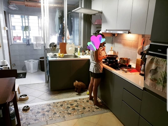 Master Bedroom with adjoining toilet. 10 min walk from Kovan MRT