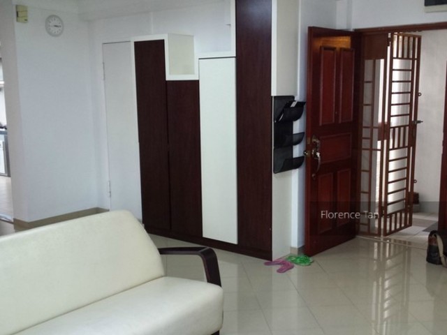 Looking for a female roommate in Tiong Bahru (9 mins walk to Tiong Bahru MRT)