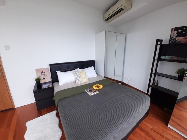 Spacious high floor Queen room @ central business district (Marina View)