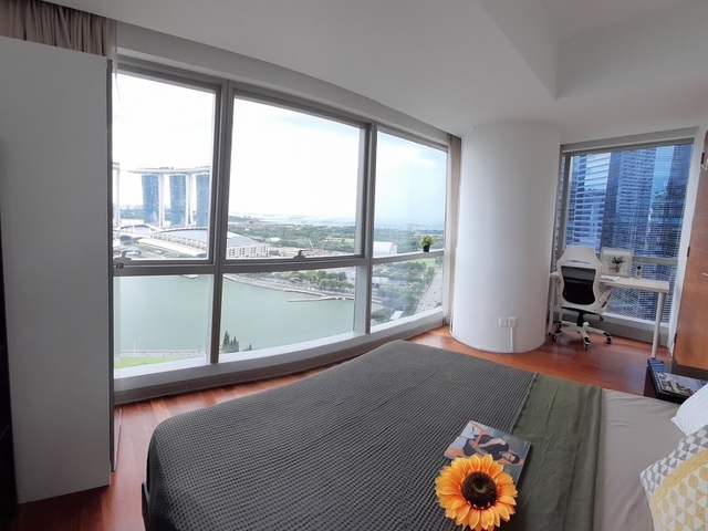 Spacious high floor Queen room @ central business district (Marina View)