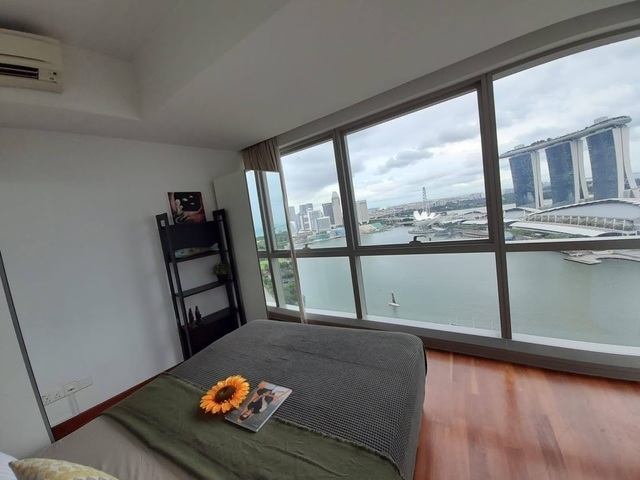 Spacious high floor Queen room @ central business district (Marina View)
