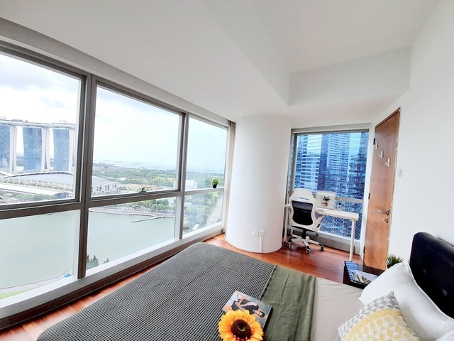 Spacious high floor Queen room @ central business district (Marina View)