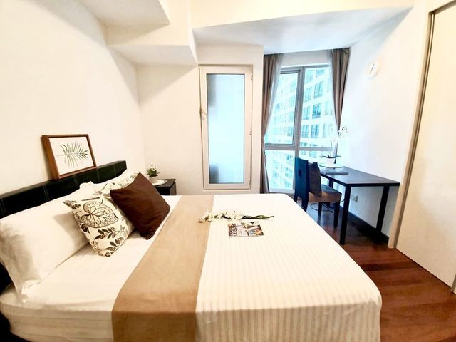 Pool View En-suite Master Room @ Raffles Quay MRT