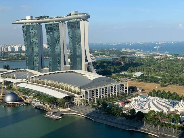 Stunning Marina Bay Sands View - 1 Bedroom unit with Equipped Kitchen !!!