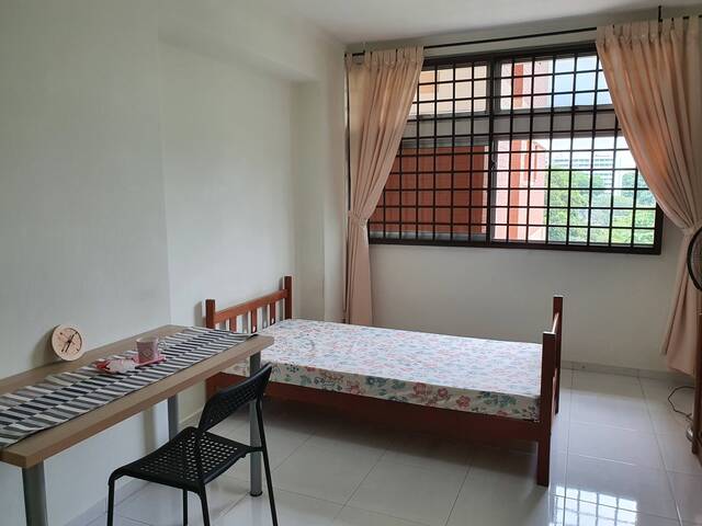 Aircon room near Redhill mrt for rent