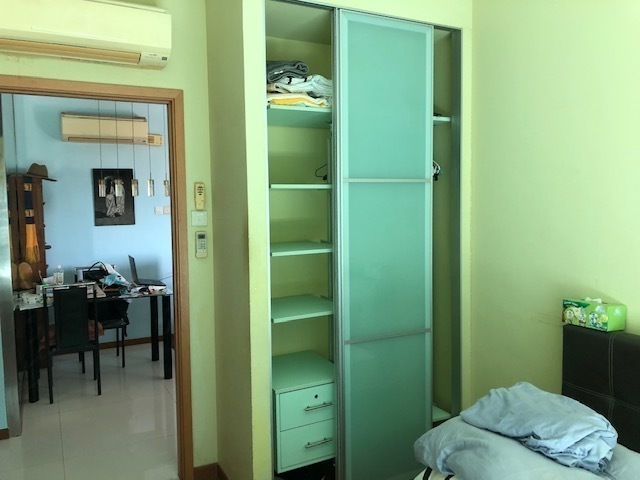 Comfortable room in a conveniently located 3-bed condo apartment, 6 mins from Eunos MRT