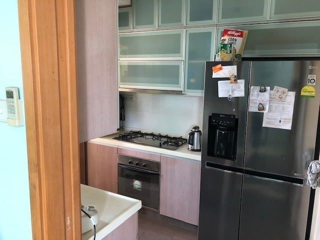 Comfortable room in a conveniently located 3-bed condo apartment, 6 mins from Eunos MRT