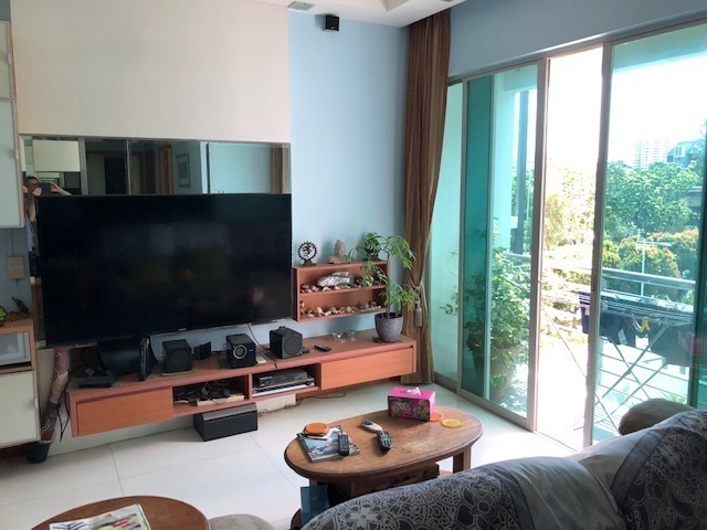 Comfortable room in a conveniently located 3-bed condo apartment, 6 mins from Eunos MRT