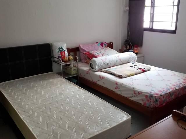 Looking for male Chinese only. Near to Bedok North/Bedok MRT. Coffeeshops & supermarkets.