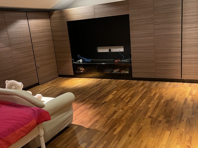 Beautiful spacious loft attic room with en-suite bathroom available