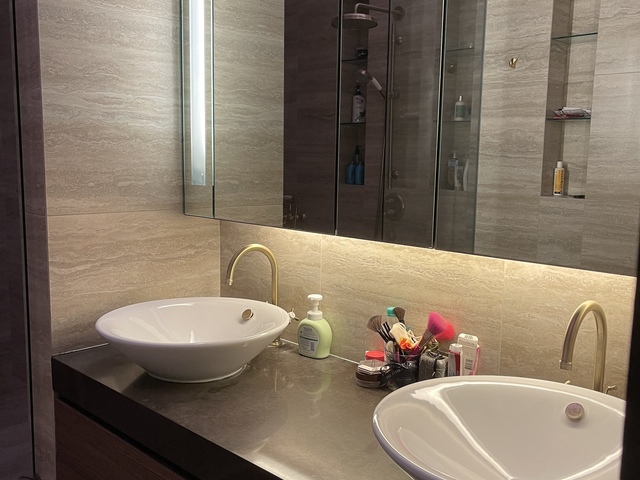 Beautiful spacious loft attic room with en-suite bathroom available