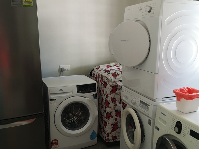 Room with Personal bath, fully furnished , 01min walk to Mattar MRT Station, utility n wifi included