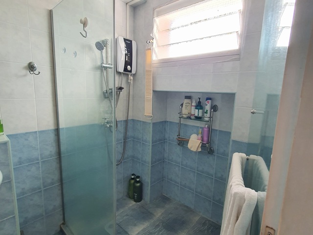 RARE! 3 mins walk to Tiong bahru MRT, Master Room ensuite for rent at 6 kim tian road! 1-2 pax Queen