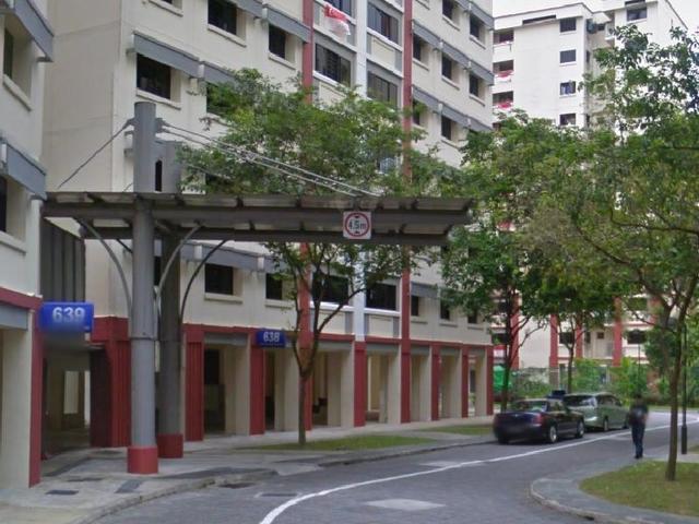 638 Woodlands Ring Road (Common Bedroom) – Near MRT / AC and Wifi / Female Welcome!!