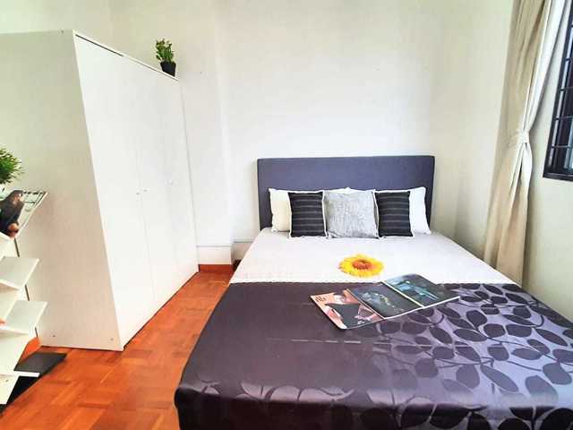 Just right opposite Tiong Bahru MRT - Queen Room for Rent .