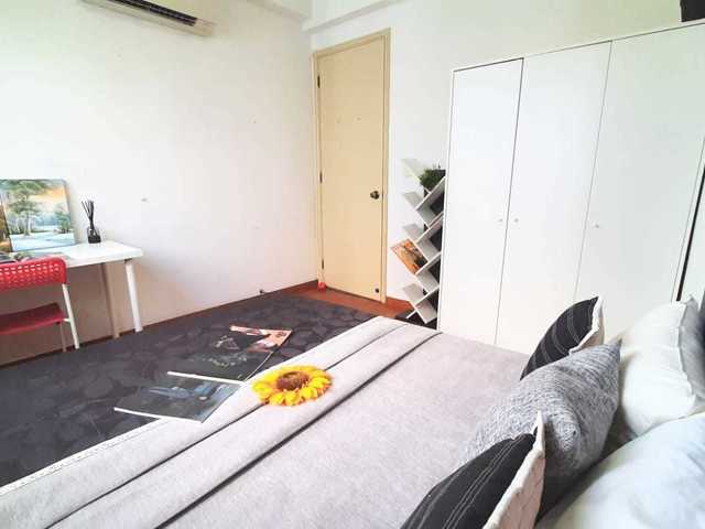 Just right opposite Tiong Bahru MRT - Queen Room for Rent .