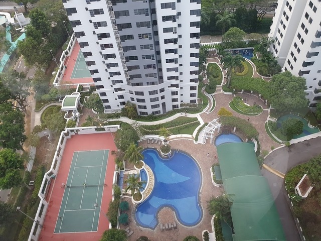 Just right opposite Tiong Bahru MRT - Queen Room for Rent .