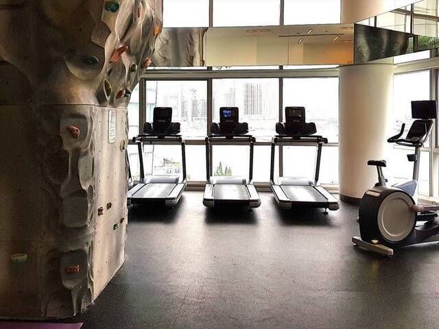 Big Furnish Queen Room with Own Toilet @ CBD , Downtown / Raffles place MRT