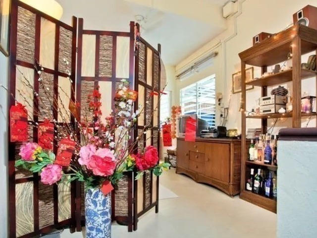 Room in British townhouse Newton