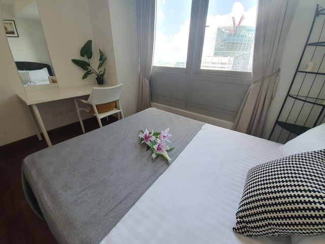 Raffles place MRT - High floor Queen Room @ Central Business District