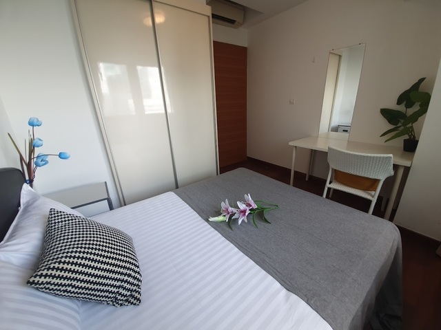 Raffles place MRT - High floor Queen Room @ Central Business District