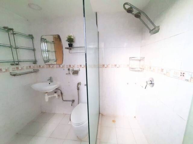 Tiong Bahru MRT - Big Queen Room for Rent . Available Immediate