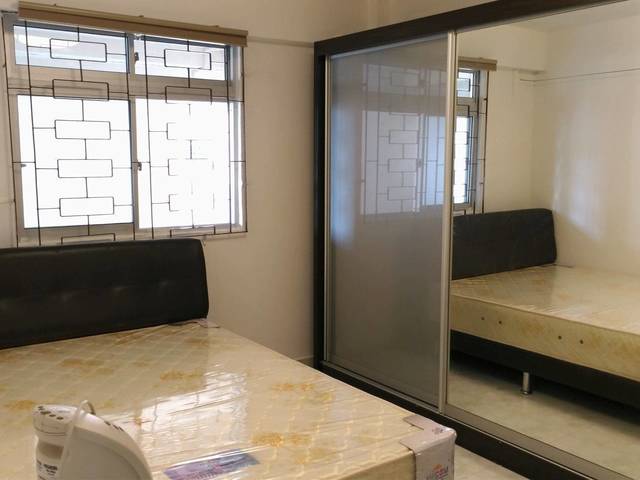 BLK 128, central located and well connected by public transport