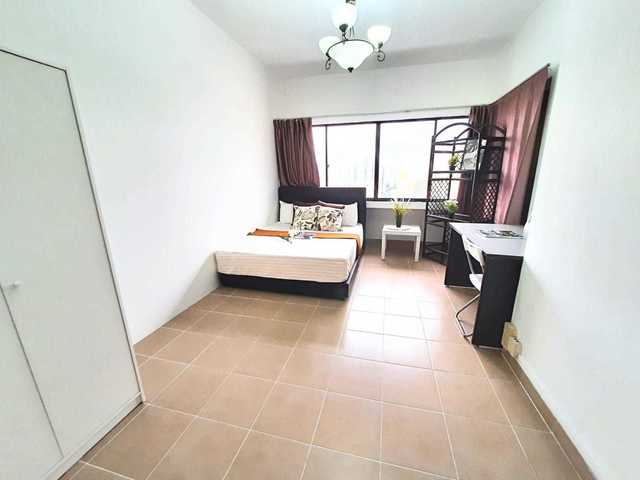 Rare Queen Common Room In City Fringe