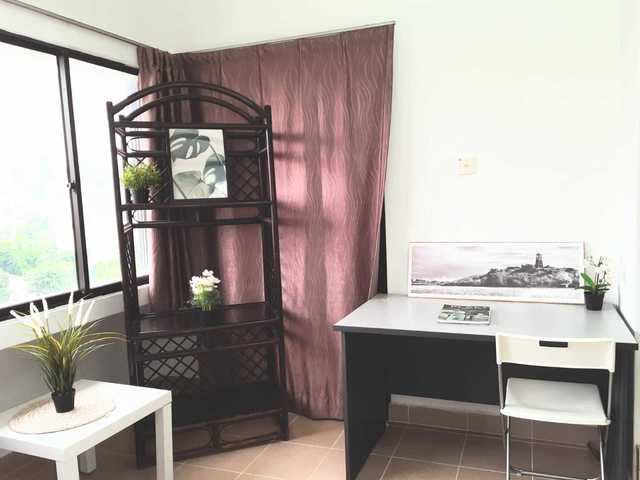 Rare Queen Common Room In City Fringe