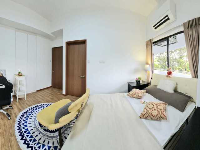 Newly Furnish , Big Queen room with Balcony - - Tiong Bahru MRT