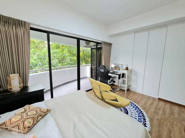 Newly Furnish , Big Queen room with Balcony - - Tiong Bahru MRT