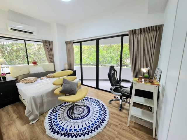 Newly Furnish , Big Queen room with Balcony - - Tiong Bahru MRT