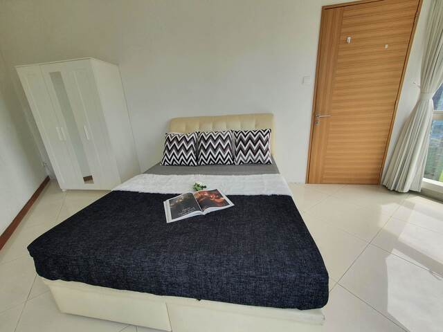 Super High Floor Big Condo Room with Own Toilet,Just inside CBDRaffles place MRT