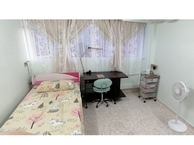 Clementi MRT, Female 1 Pax