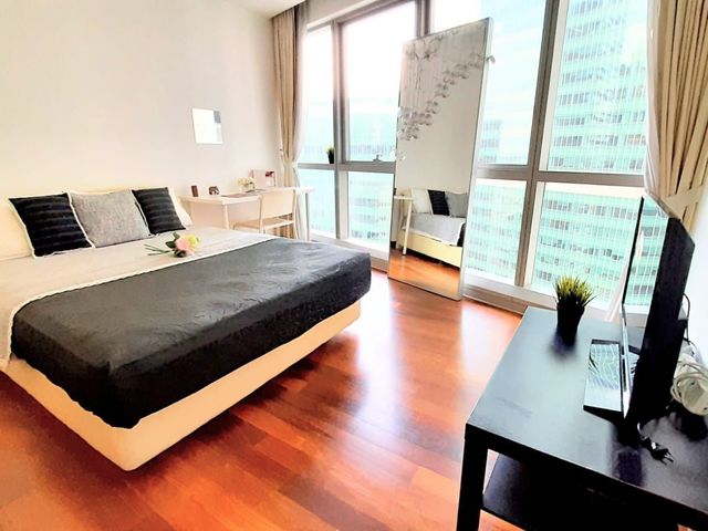 Super High Floor ,Full Funrish Queen Room - City and MBS view - Raffles place MRT