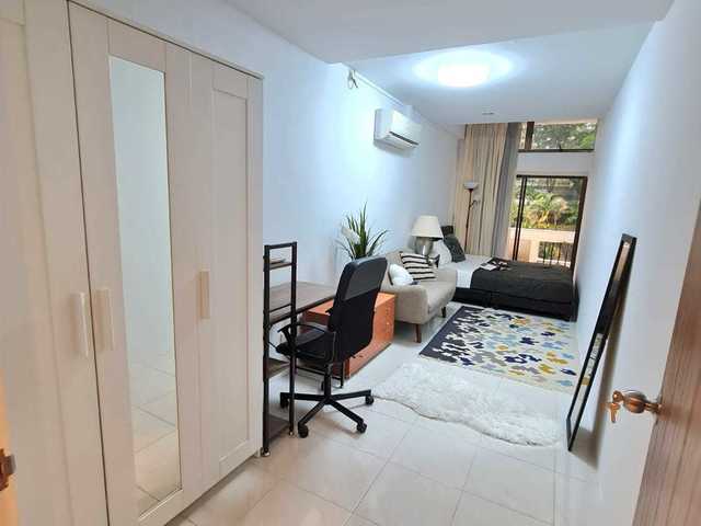 Opposite Somerset MRT - Big Queen Room with outdoor balcony for Rent