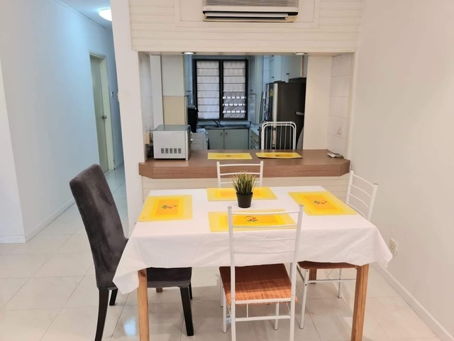 Opposite Somerset MRT - Big Queen Room with outdoor balcony for Rent